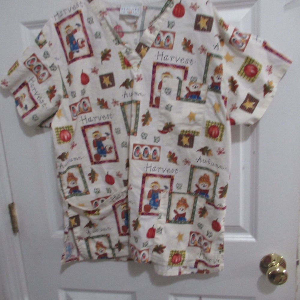 Peaches Uniforms Scrub Top Womens Med Cream Good Autumn Harvest Scarecrow Print
